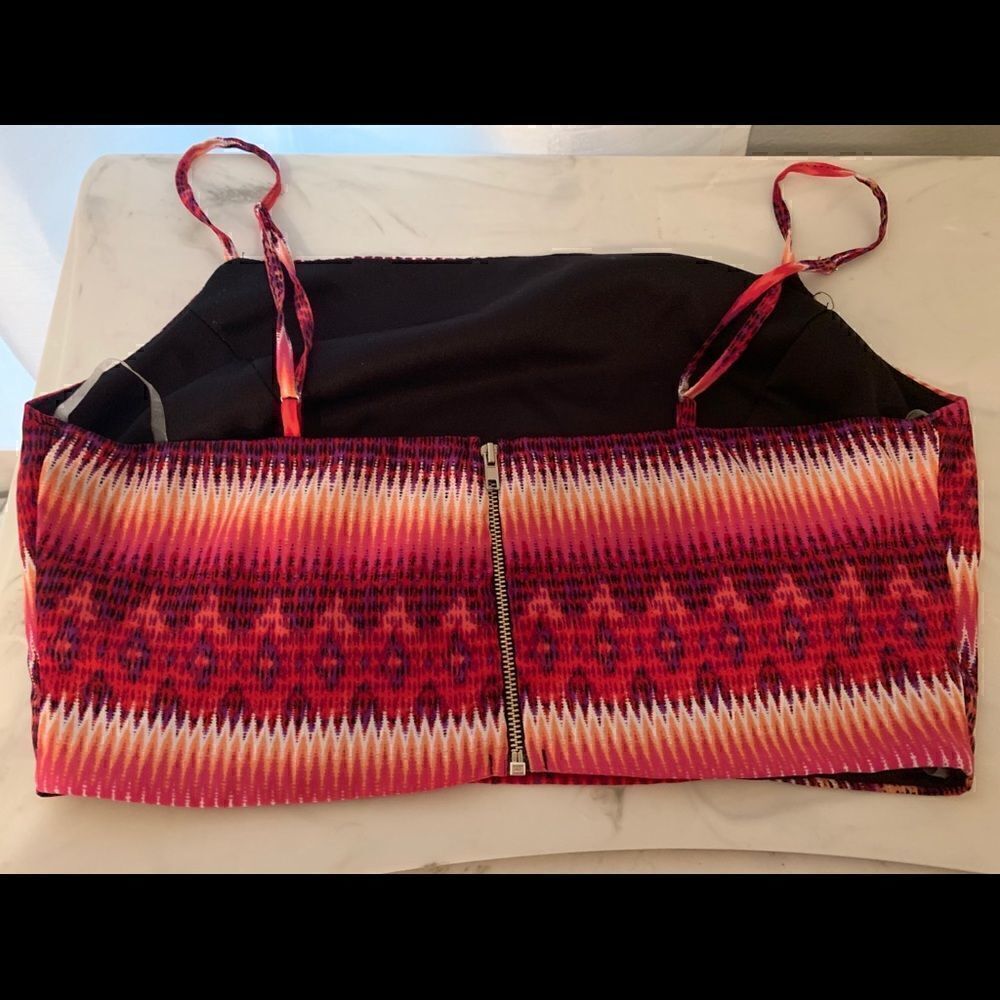 Bebe
crop top   - Picture 3 of 3